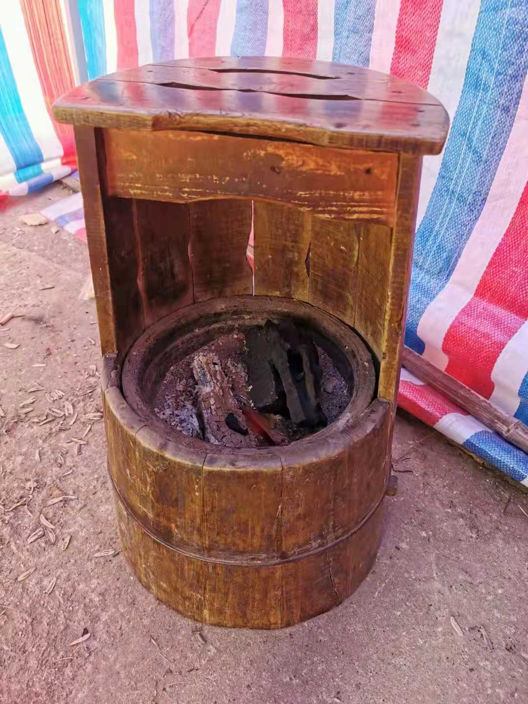 烤火坐着用木桶图片
